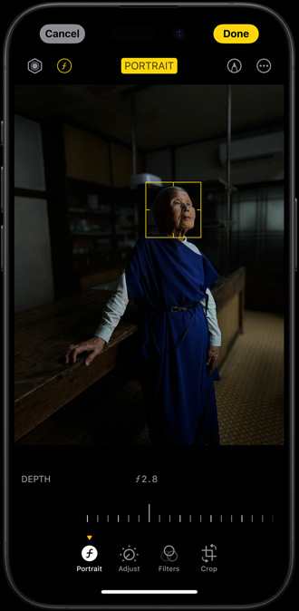 iPhone 15 Pro prezintă portretul unei femei, realizat într-un cadru cu condiții de luminozitate scăzută, cu punctul focal reglabil pe față