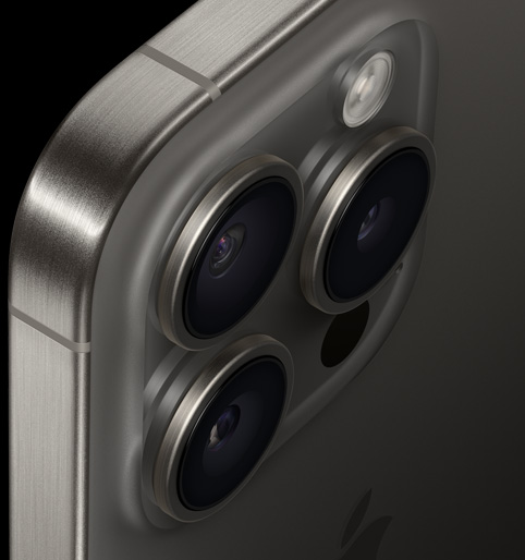„iPhone 15 Pro“ galinis vaizdas iš viršaus, kuriame parodomos titano juostos