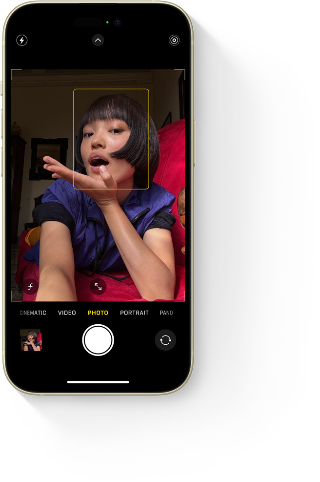 Foto selfie seorang gadis menggunakan kamera depan TrueDepth