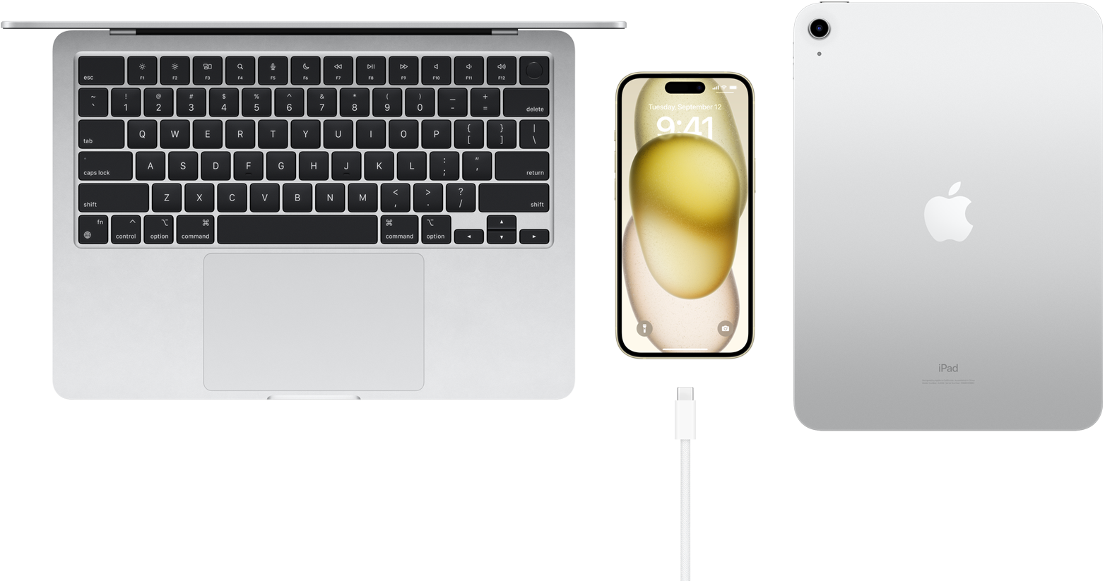 Pogled odozgo na MacBook Pro, Phone 15 s USB-C priključkom i iPad